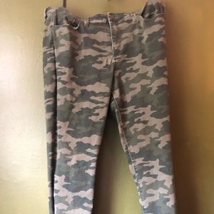 Army print cropped pants